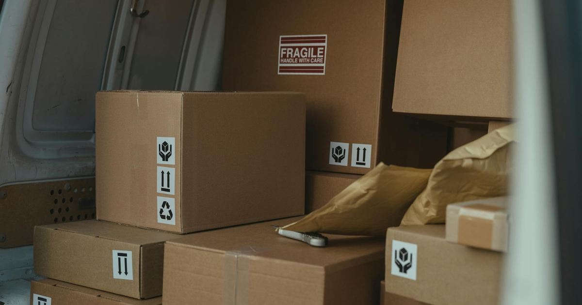Delivery boxes in a warehouse for carrier tariff refund tracking