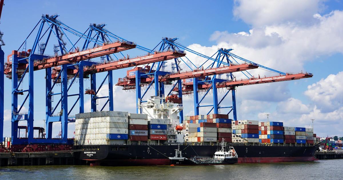 Cargo ship and containers for reviewing nonrefundable tariff charges